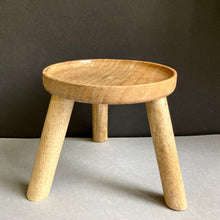 Kép betöltése a galériamegjelenítőbe: _Háromlábú fából készült tartó - Wooden foot brown - Tropical Home