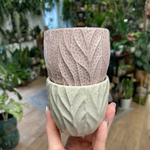 Kép betöltése a galériamegjelenítőbe: _Mini kerámia kaspó &quot;Leaf&quot; 6cm - Két színben - Tropical Home 
