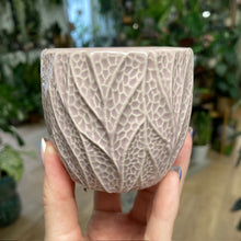 Kép betöltése a galériamegjelenítőbe: _Mini kerámia kaspó &quot;Leaf&quot; 6cm - Két színben - Tropical Home 
