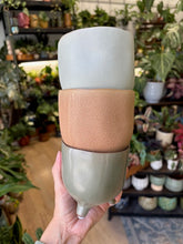 Kép betöltése a galériamegjelenítőbe: _Elly kaspó lábakkal 9cm - 3 színben - Tropical Home 
