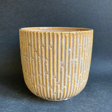 Kép betöltése a galériamegjelenítőbe: _Sara kerámia kaspó, bézs 12cm - Tropical Home 
